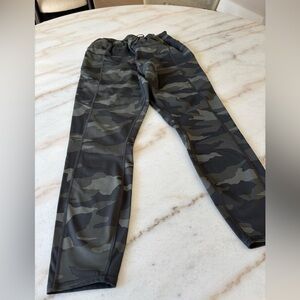 Athleta size large Camo contender 7/8 leggings